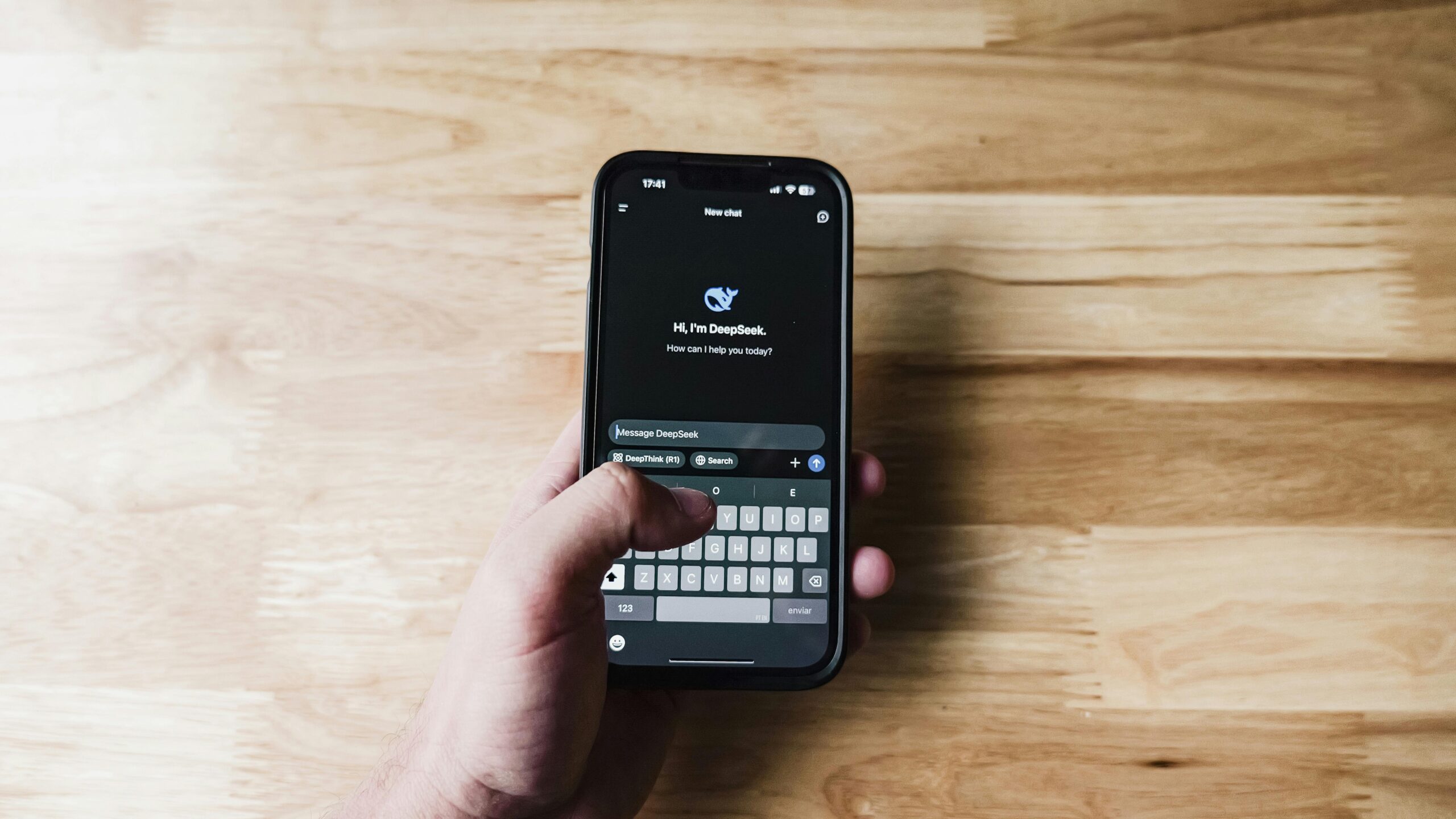 Persona usando un smartphone con asistente de inteligencia artificial